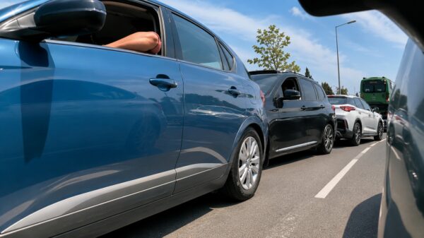 Heftige beelden van vrachtwagen die volop op stilstaand verkeer knalt