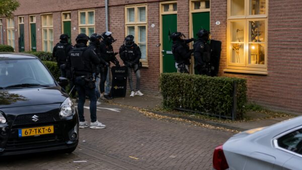 Arrestatieteam in gevecht met voordeur die niet bepaald meegeeft