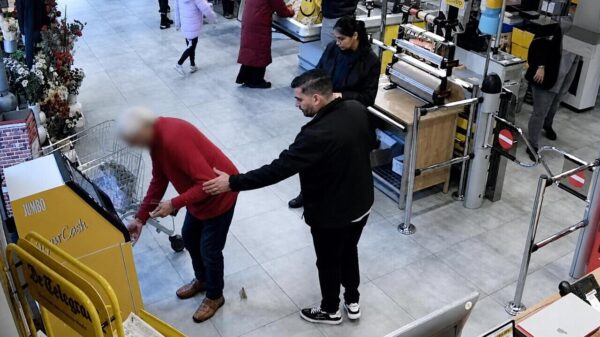 Schaamteloos duo plundert rekeningen van ouderen: Herken jij ze?