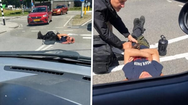 Typisch Almere: Man geniet midden op een drukke straat van het zonnetje