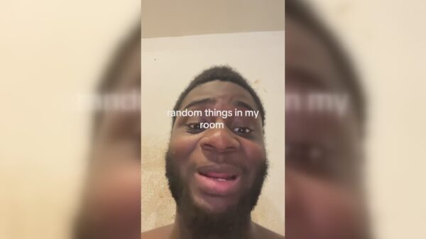 Random dingen in zijn extreem ranzige kamer