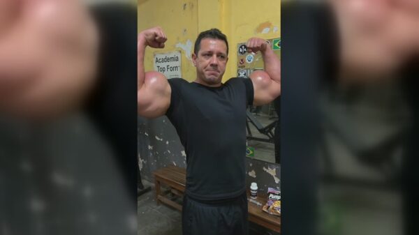 Synthol-bink showt zijn nieuwe biceps