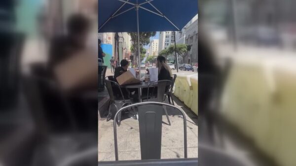 Man op fiets klapt snoeihard op een terras