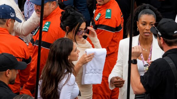Kim Kardashian heeft schijt en jat de handdoek van winnaar Kimi Antonelli