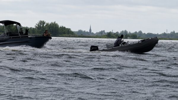 Ontspannen dagje vissen eindigt in live-actiefilm op het water