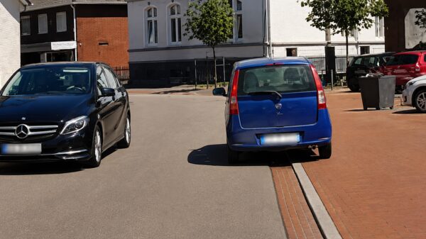 Bezopen Duitser heeft nogal moeite met rechte lijntjes rijden