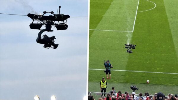 Cameraman nét niet geraakt door vallende camera bij oefeninterland Hongarije - Kazachstan