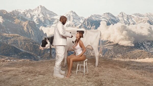 Kanye West giet verse melk over Bianca Censori in nieuwe bizarre videoclip