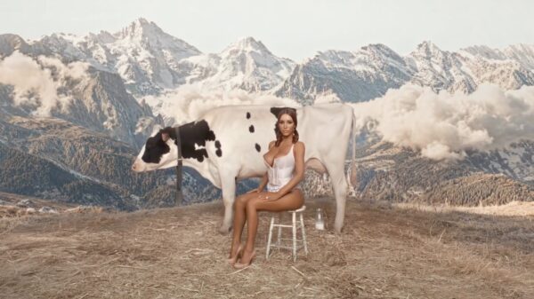 Kanye West giet verse melk over Bianca Censori in nieuwe bizarre videoclip