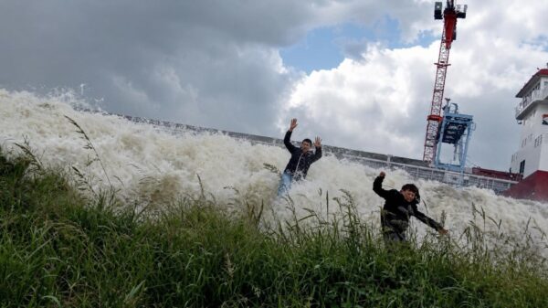 POV: Te dicht op een schip staan dat ter water wordt gelaten in Foxhol