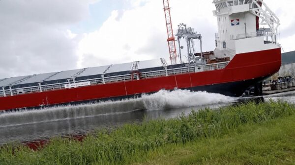 POV: Te dicht op een schip staan dat ter water wordt gelaten in Foxhol