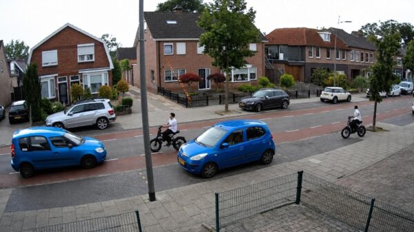Video: Fatbiker knalt vanaf stoep de weg op en wordt genadeloos geschept door auto