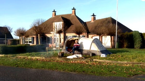 Linda kampeert tijdens vechtscheiding gewoon in de tuin van haar toekomstig ex-man
