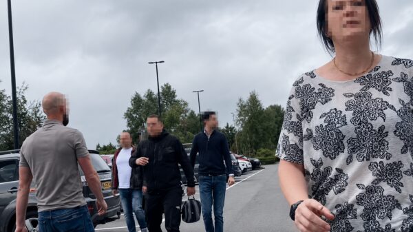 Totale chaos tijdens confrontatie tussen oud-werknemer en bedrijf: "Ik sla je de k*nk*r in"