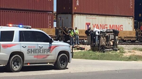 Politieagent vergeet dat er nog wel eens een trein aan kan komen denderen