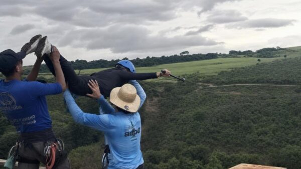 Horror in Brazilië: Instructeurs duwen vrouw (21) zonder touw van brug