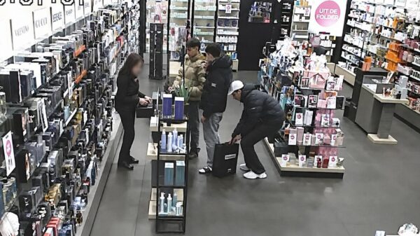 Zoekzoek: Politie jaagt op trio na parfumdiefstal van €400,- in Doetinchem