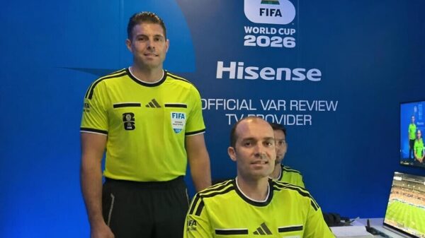 Oplettende voetbalfans spotten "racistisch" handgebaar in VAR-kamer Duitsland - Curaçao