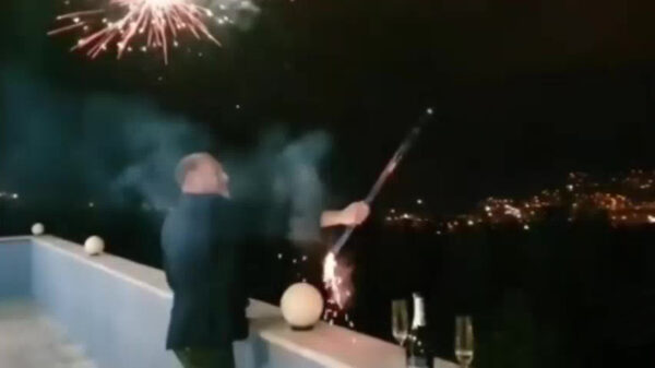 Protip: houd altijd je vuurwerk met de goede kant naar boven vast