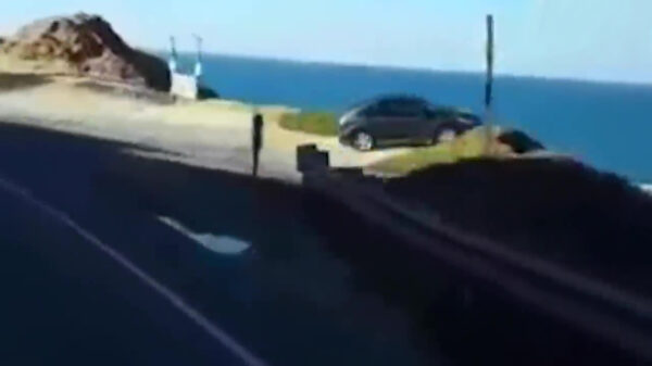 Bizarre dashcamvideo laat zien hoe een SUV zichzelf de zee in lanceert