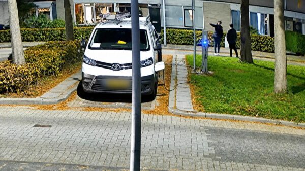 Politie deelt nieuwe beelden van gewelddadige overal op 96-jarige man in Almere