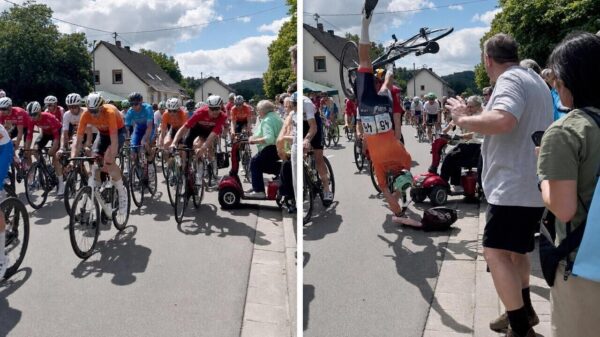 VIDEO: Oma op scootmobiel rijdt door peloton en veroorzaakt enorme crash