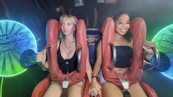Blondine neemt plaats in slingshot en haar topje vecht tegen de G-krachten