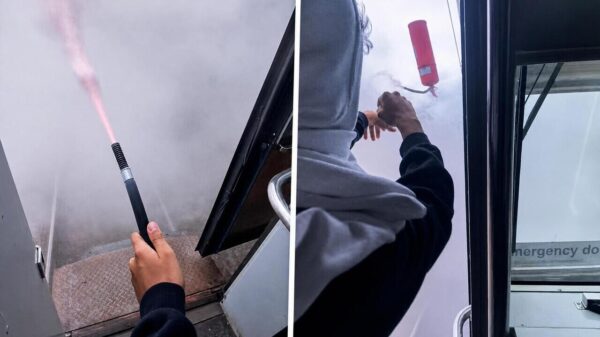 Kansenparels breken in Sydney in cabine van rijdende trein en spuiten brandblusser leeg