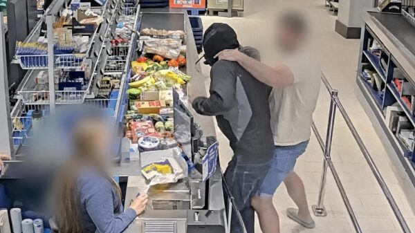 Eindbaas in Almelo voorkomt laffe overval op caissière van supermarkt