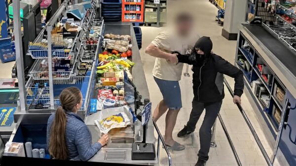 Eindbaas in Almelo voorkomt laffe overval op caissière van supermarkt