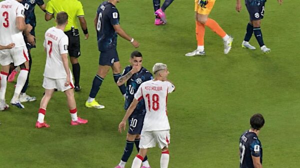 Primeur op 't WK: Rood voor Miguel Almirón na praten achter zijn hand