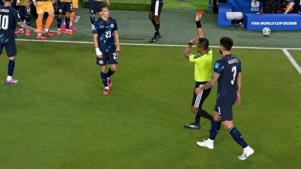 Primeur op 't WK: Rood voor Miguel Almirón na praten achter zijn hand