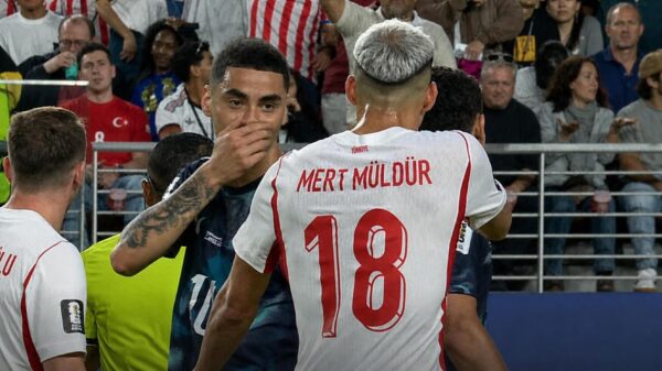 Primeur op 't WK: Rood voor Miguel Almirón na praten achter zijn hand