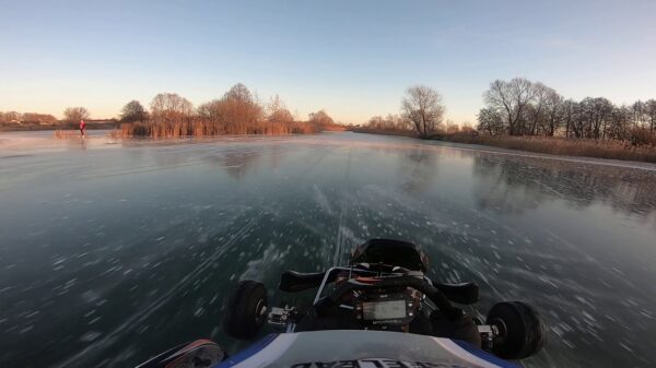 Keihard met je kart over het ijs raggen ziet er gruwelijk vet uit