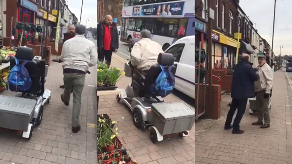 Bejaarde in scootmobiel houdt een ordinaire road rage op de stoep
