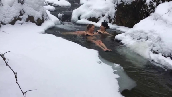 Russische bikinidames hebben schijt aan de winter en nemen een frisse duik