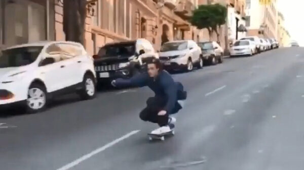 Skateboarder met ballen van staal raast door het verkeer
