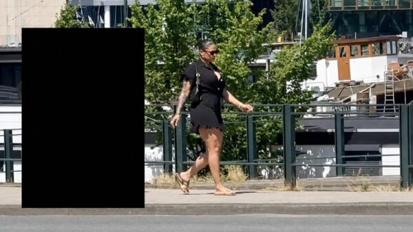 Voorbijgangers kijken hun ogen uit: bizarre date gaat viraal in Amsterdam