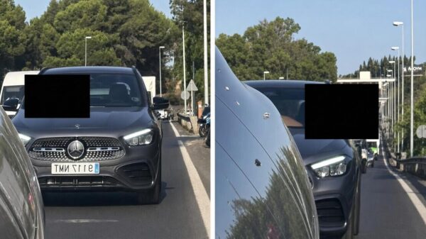 Op de Spaanse snelweg probeert hitsige tante met de verkeerde pook te schakelen