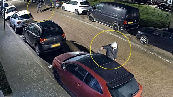 Zoekzoek: Brandstichter vliegt bijna zelf in brand bij aansteken auto