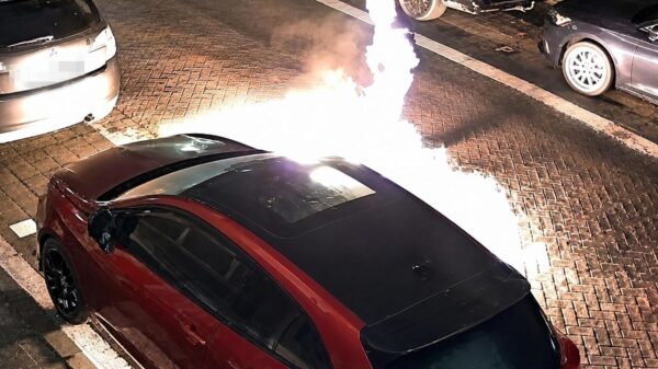 Zoekzoek: Brandstichter vliegt bijna zelf in brand bij aansteken auto