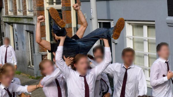 Vindicat-bal: "Als je in clubje 1 zit, gaan chicks gewoon op je l*l zitten"