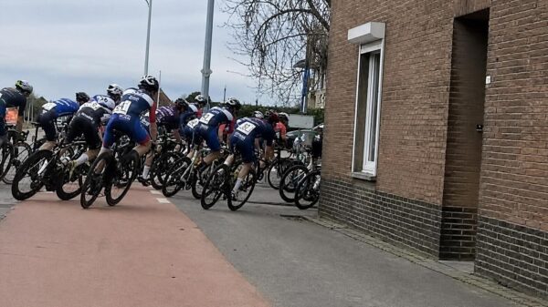 Dit is waarom wielrenners en scherpe bochten zéker niet goed samengaan