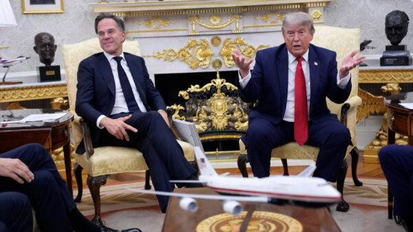 Kontkussede presentatie van meester Mark Rutte om Donald Trump te paaien