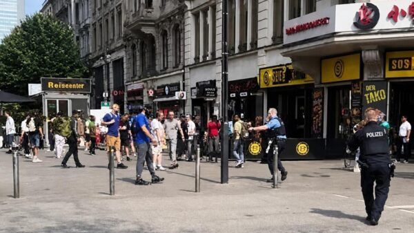 Beelden: Mafketel met mes neergeschoten na aanval op agent in Frankfurt