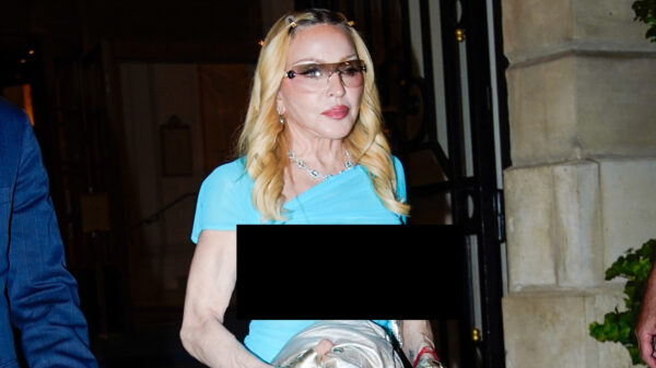 Madonna (67) shockeert fans met dít veel te korte, doorschijnende jurkje