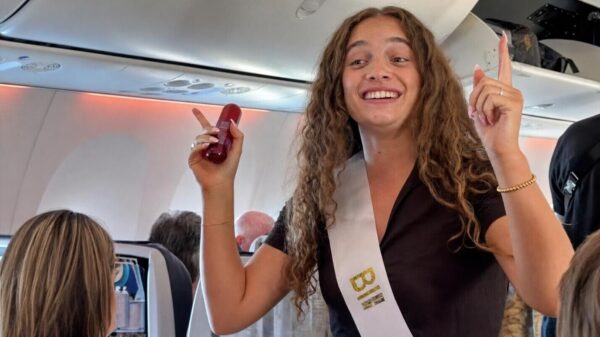 Selma viert verjaardagsfeestje in 't vliegtuig en dus moet iedereen voor haar zingen!