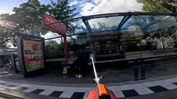 Video: Galbakken met waterpistolen verpesten verkoeling op zomerse dag