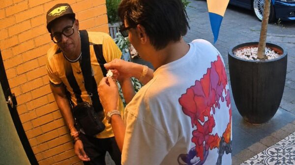 Straalbezopen Darkraver heeft hulp van Outsiders nodig om thuis te komen