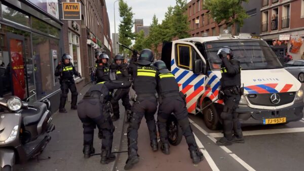 Chaos in Den Haag: Kat-en-muisspel tussen ME en Marokkaans reltuig